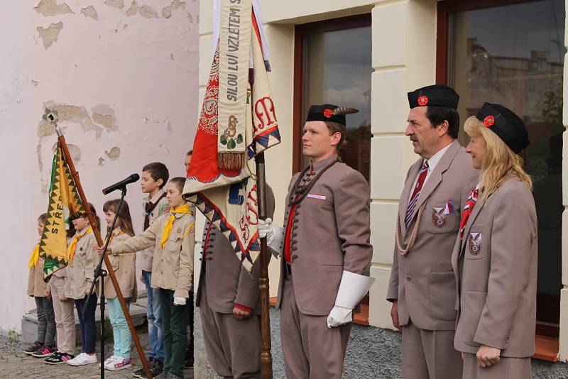 Pamětní plaketa zdobí od úterý 9. května rodný dům významného českého letce a armádního plukovníka Josefa Příhody.