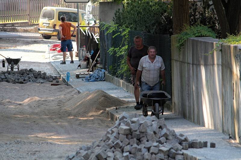 Závěrečná fáze rekonstrukce ulice Na Karlově.