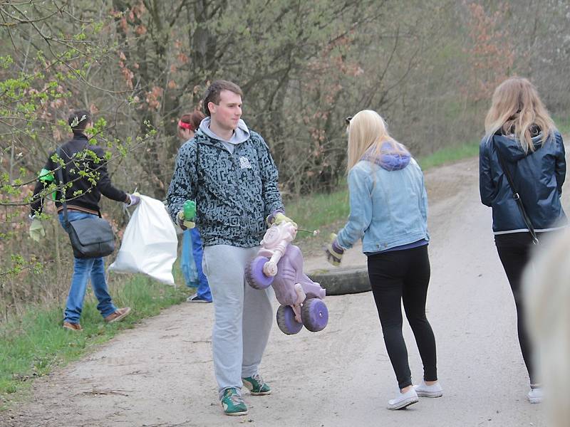 Benešovské studentky a studenti uklízeli nepořádek na okrajích města.