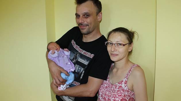 Prvorozená Anička Zikmundová se narodila 10. května ve 22.20 šťastným rodičům Lence Kroupové a Liboru Zikmundovi z Vlašimi. Při narození holčička měla 2 590 gramů a 47 centimetrů.