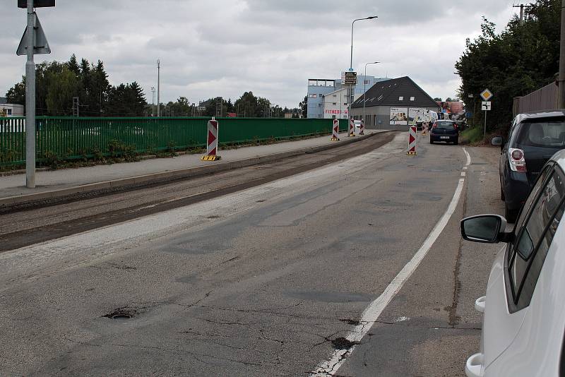 Oprava povrchu vozovky v Hodějovského ulici v Benešově.