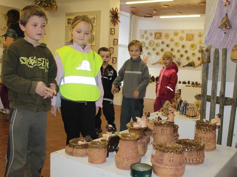 Instalace zhruba tisícovky vystavovaných předmětů, na kterých se podílelo bezmála sto párů šikovných rukou z Centra sociálních služeb Tloskov, trvala dva dny.  