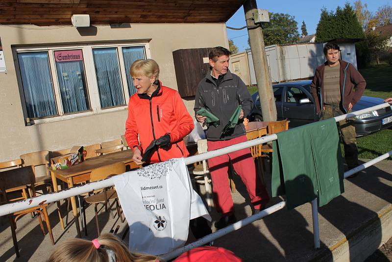 Uklízení příkopů kolem cest měli dobrovolníci v Netvořicích v sobotu 14. října už počtvrté.