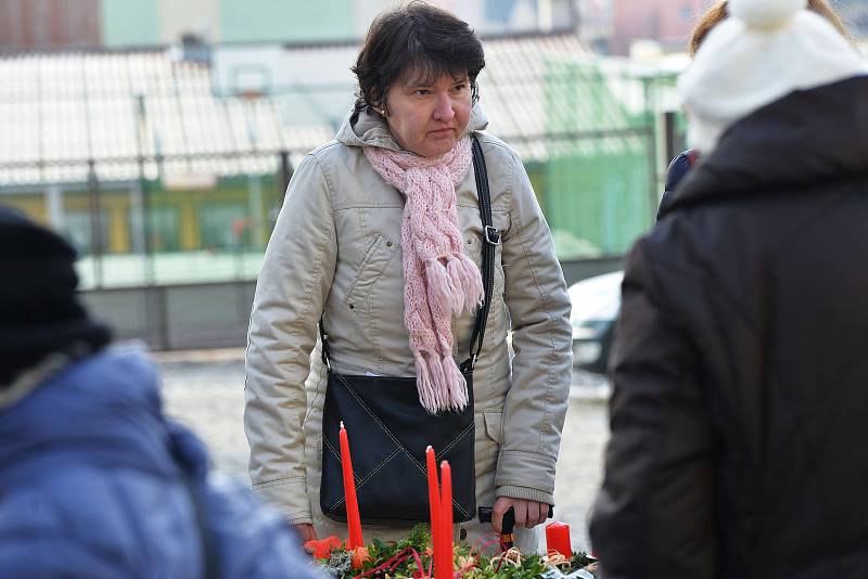 Před kostelem sv. Mikuláše v Benešově bylo v neděli rušno