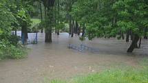 Rozvodněný Benešovský potok zalil i koupadla. 