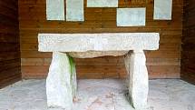 Výklenek zvaný oltářní mensa ukrývý kamenný stůl.