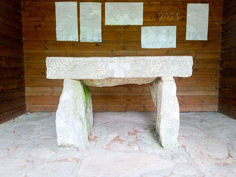 Výklenek zvaný oltářní mensa ukrývý kamenný stůl.
