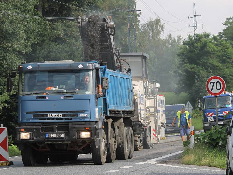 Začalo frézování asfaltu silnice Praha - Tábor mezi křižovatkou u hotelu Benica a odbočením do Křižíkovy ulice U Topolu.