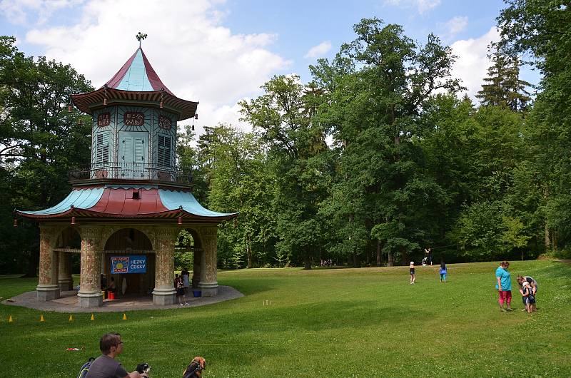 Děti si u Čínského pavilonu vyzkoušely nejen lanovou dráhu, ale také různé soutěžní disciplíny či netradiční bubny.