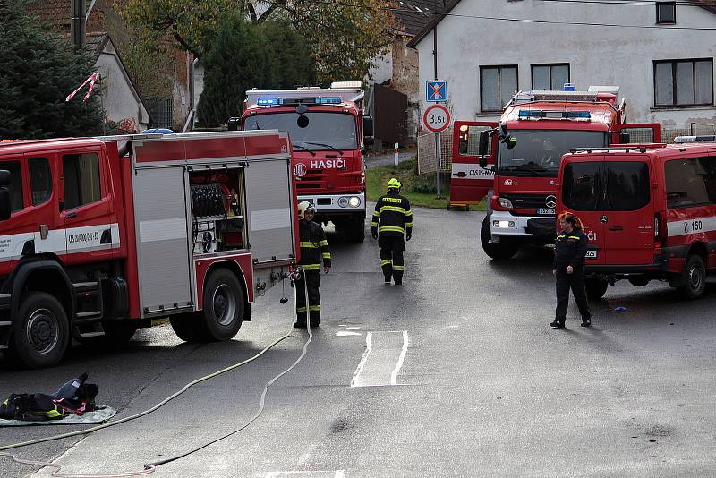 Z hasičského cvičení v Malovidech na téma otrava chemikálií.