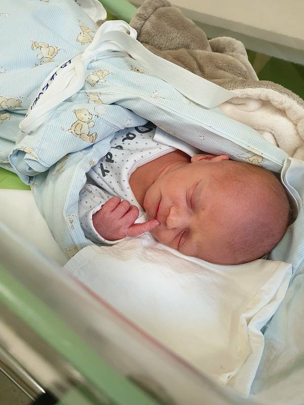 Tobiáš Douda se narodil 15. dubna 2021 ve 23:46 v kolínské porodnice. Po porodu měřil 50 cm a vážil 2575 g. V Choťánkách bude bydlet s maminkou Luckou a tatínkem Michalem.