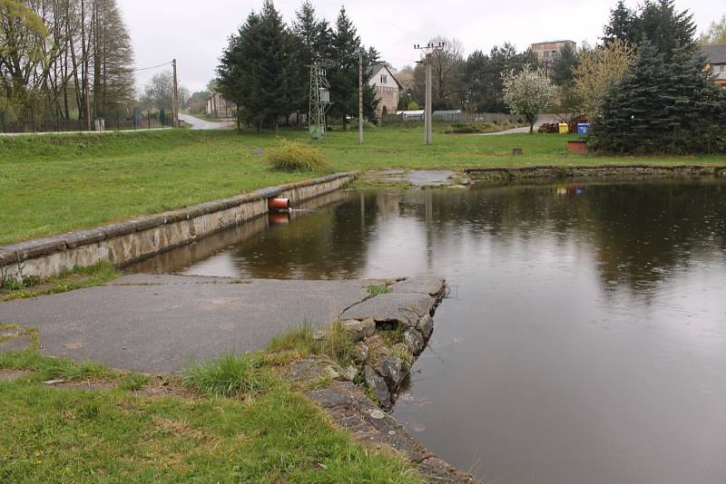 Aktuálně není nádrž v centru Divišova vhodná pro koupání. Jen srdnatí jednotlivci si v koupališti občas zaplavou.