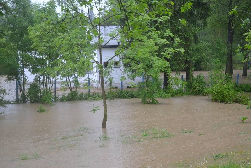 Rozvodněný Benešovský potok zalil i koupadla. 