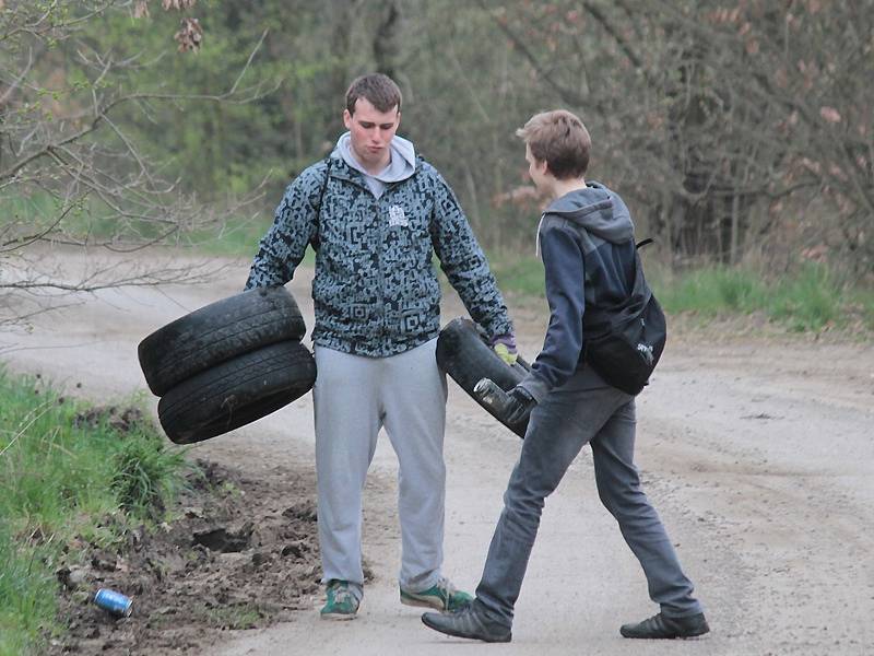 Benešovské studentky a studenti uklízeli nepořádek na okrajích města.