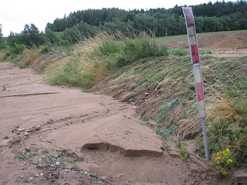 Koleje u Voračic zaplavilo po přívalovém dešti bahno z pole.