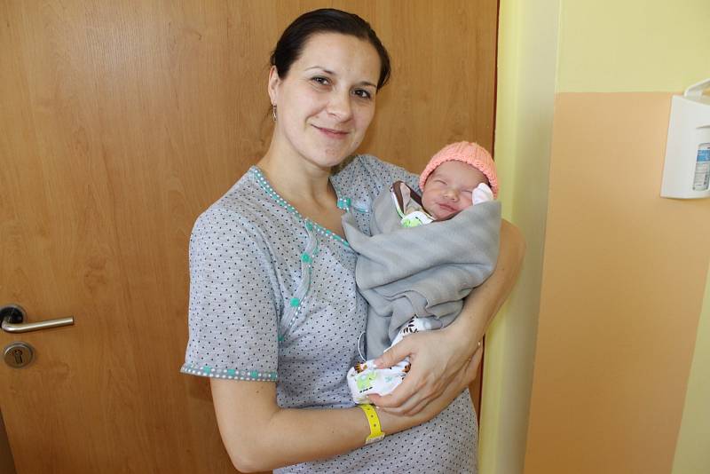 Malá Júlie Zákršmídová se narodila 10. ledna ve 2.08 rodičům Sabině Žilinské a Martinu Zákršmídovi. Při narození Júlinka měla 3 070 gramů a 48 centimetrů. V Benešově na sestru čeká Miloslav (5,5).