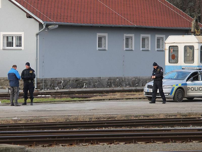 Brzdná dráha rozjeté vlakové soupravy, která ve směru od Čerčan může vjíždět 80 km/h a od Bystřice se řítí až 120 km/h, při použití rychlobrzdy může dosáhnout s ohledem na celkovou hmotnost vlaku i aktuální adhezní podmínky 300 až 600 metrů.  