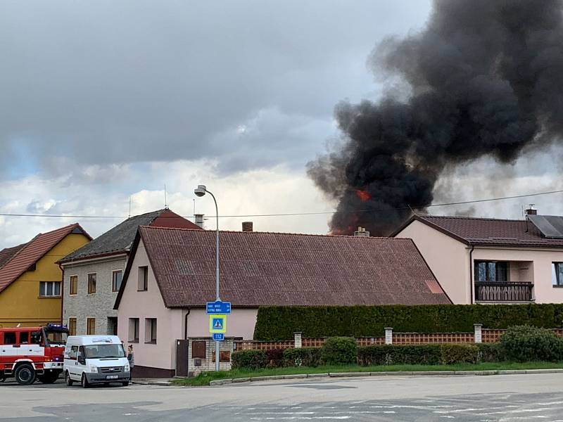 Požár rodinného domu vypukl v Čechticích ve středu 5. května po páté hodině odpolední.