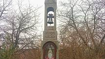 Kamenná tesaná zvonička v Onuzi.