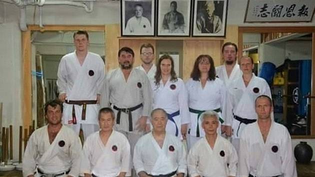 Antonín Setnička z Benešova (třetí řada vpravo) vyrazil na Okinawu za kořeny karate. 