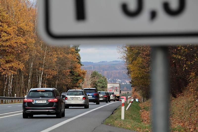 Instalace radarů pro úsekové měření přinesla zatím snížení rychlosti u zhruba třetiny projíždějících aut. Měřený úsek začíná při cestě na sever v Tužince.