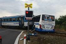 Správa železnic loni v Česku zrušila 45 nebezpečných přejezdů. Ten u Struhařova na silnici II/112 (na snímku) mezi nimi nebyl. Právě tam došlo ke střetu autobusu a vlaku 14. června 2020.