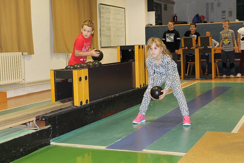 Kuželkárnu v Benešově využívají pro soutěžení také kroužky Domu dětí a mládeže Benešov.