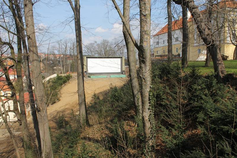Letní kino ve Vlašimi nepřežilo sesuv svahu z loňského roku, na kterém část kina byla umístěná. Aktuálně je lokalita kina zajištěná.