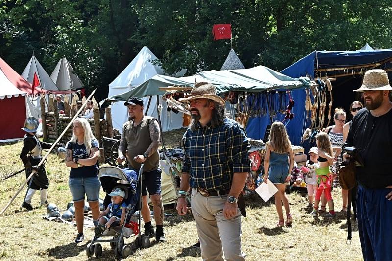 Jak těžký život byl ve středověku, se mohli přesvědčit návštěvníci 5. ročníku Historického festivalu, který se konal v sobotu 31. července na tvrzi Mrač na Benešovsku.