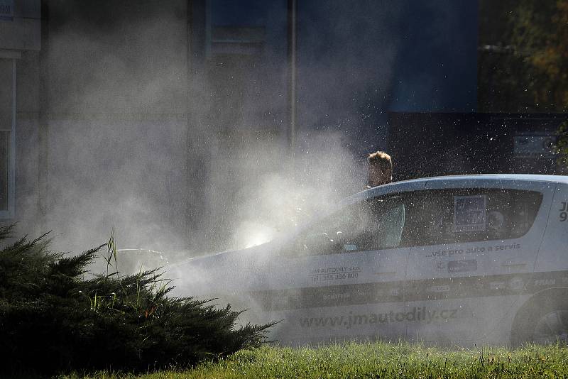 Ruční mytí aut v Benešově.