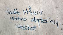 Projevy vandalismu v parkovacím domu v Nádražní ulici v Benešově.