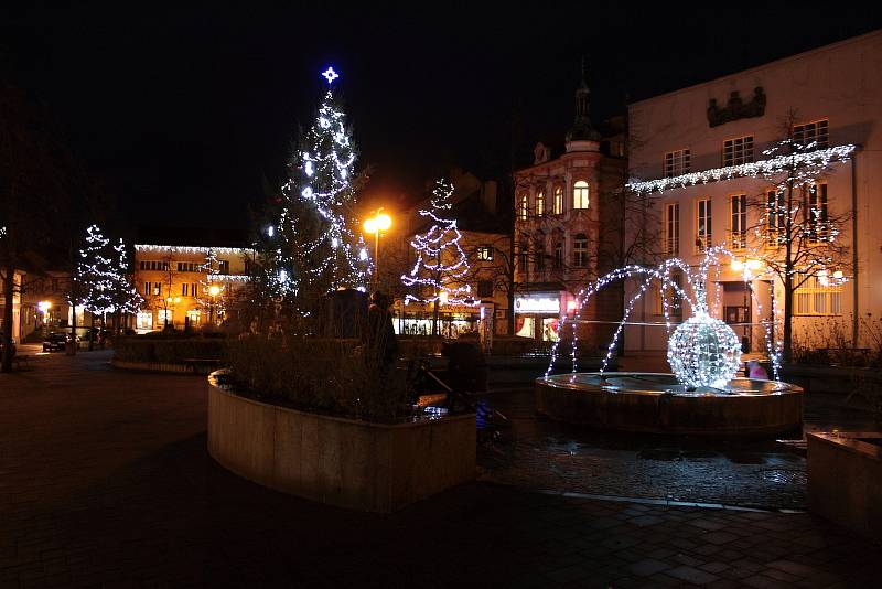 Vánoční výzdoba v centru Benešova.