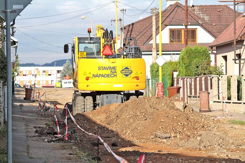 Navrátilova ulice prochází generální opravou. Chodníky a veřejné osvětlení město rekonstruuje napřesrok.