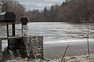 Řeka Sázava 25. prosince 2023 kolem poledne - jez Kaňov v Krhanicích.