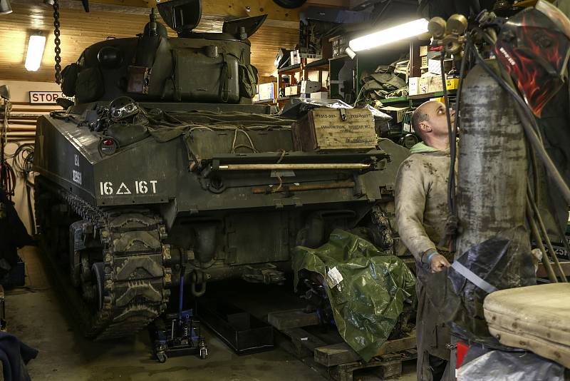 Americký tank M4 Sherman patří Pavlu Roglovi. Mechanikem je Jan "Jelly" Šulc.