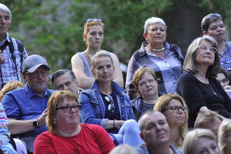 Koncert zaplnil klášterní zahradu.