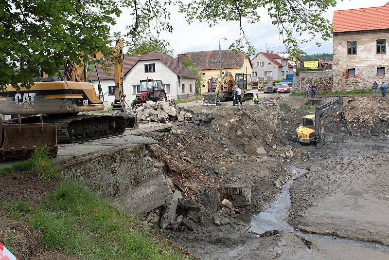 Z rekonstrukce Pivovarského rybníka v Louňovicích pod Blaníkem.