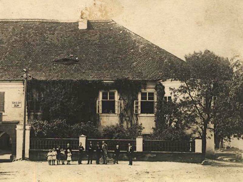 Louňovice pod Blaníkem: zámek i se zahradou koupili sokolové v roce 1926 za 56 tisíc korun.