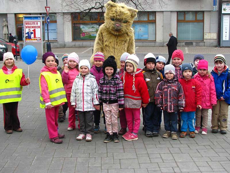 Ahoj kocoure, zdravily děti z Mateřské školy Na Karlově maskota.