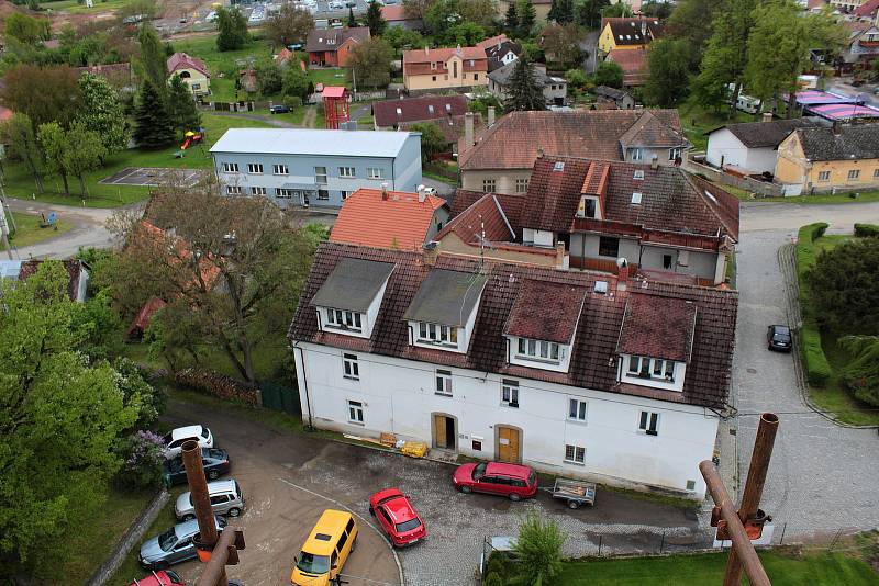 Olbramovice a okolí z dominanty obce, věže kostela Všech svatých.