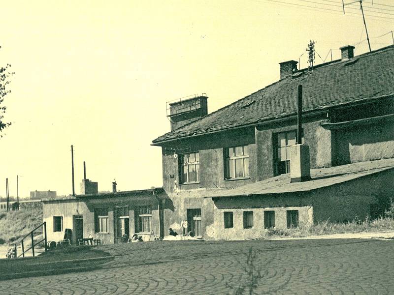 Zadní trakt domu Kovodružstva Sedlčany v roce 1959 od Žižkovy ulice v Benešově. Na jeho místě nyní stojí objekt Mydlářka.