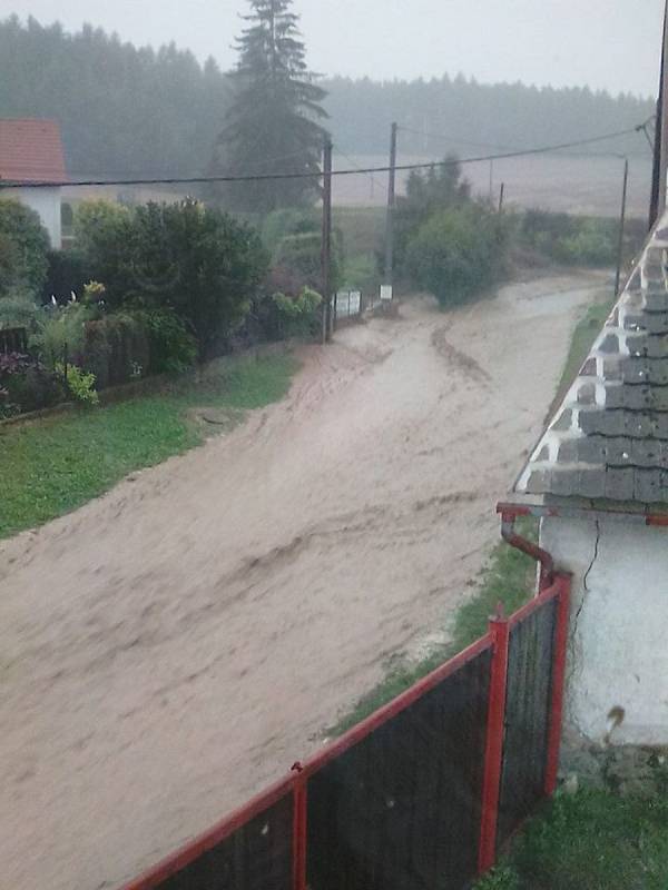 Odklízení naplaveného bahna ve Vranovské Lhotě.