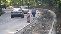 Stezka z Týnce do Bukovan chrání pěší i cyklisty před provozem na silnici. Dočkají se lidé z Chrástu a Podělus?