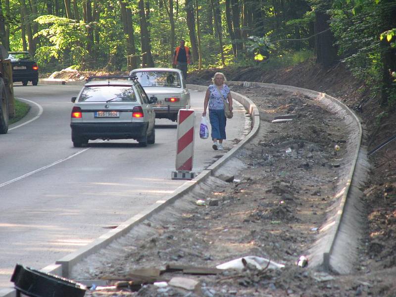 Stezka z Týnce do Bukovan chrání pěší i cyklisty před provozem na silnici. Dočkají se lidé z Chrástu a Podělus?