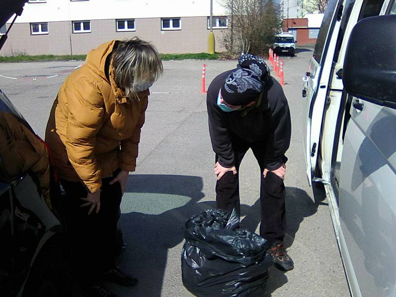 Z přebírání látek pro výrobu roušek na parkovišti v bývalých benešovských Pražských kasárnách.