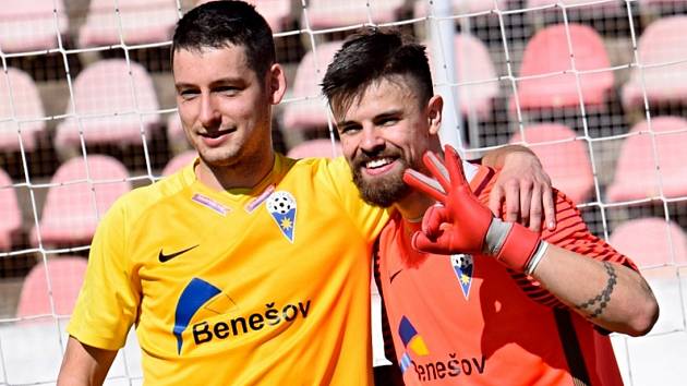 Brankář Nicolas Rotbauer (vpravo) a autor rozhodující penalty Ondřej Urban rozhodli proti Vyšehradu.