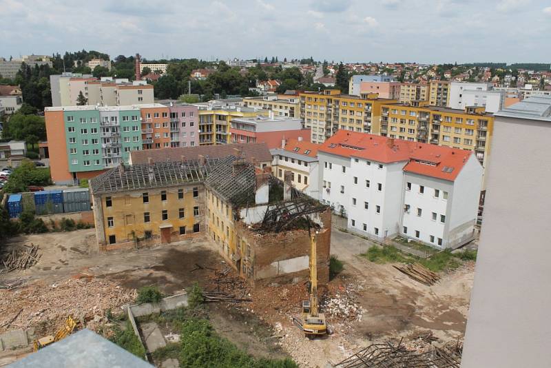 Bourání objektů v bývalých Pražských kasárnách.