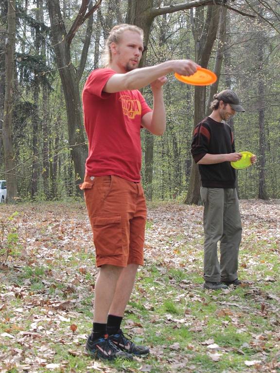 Discgolf je obdoba klasického golfu, kdy míčky a hole nahrazují létající talíře.