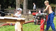 Děti si v Domašíně vyzkoušely přenosný hasicí přístroj