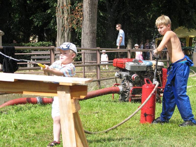 Děti si v Domašíně vyzkoušely přenosný hasicí přístroj